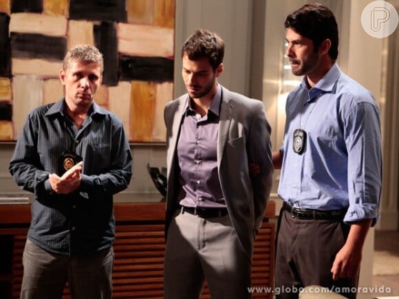 Anjinho (Lucas Malvacini) é preso, em 'Amor à Vida'