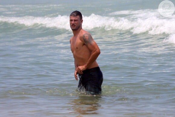 Rodrigo Hilbert curtiu a praia do Leblon, no Rio de Janeiro, neste domingo, 10 de novembro de 2013