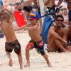 João e Francisco, filhos do casal Rodrigo Hilbert e Fernanda Lima, se divertiram bastante na praia do Leblon, neste domingo, 10 de novembro de 2013