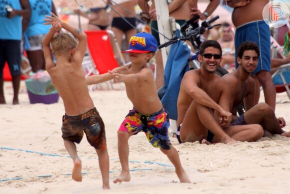 João e Francisco, filhos do casal Rodrigo Hilbert e Fernanda Lima, se divertiram bastante na praia do Leblon, neste domingo, 10 de novembro de 2013