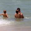 Rodrigo Hilbert se refresca no mar com os filhos, neste domingo, 10 de novembro de 2013