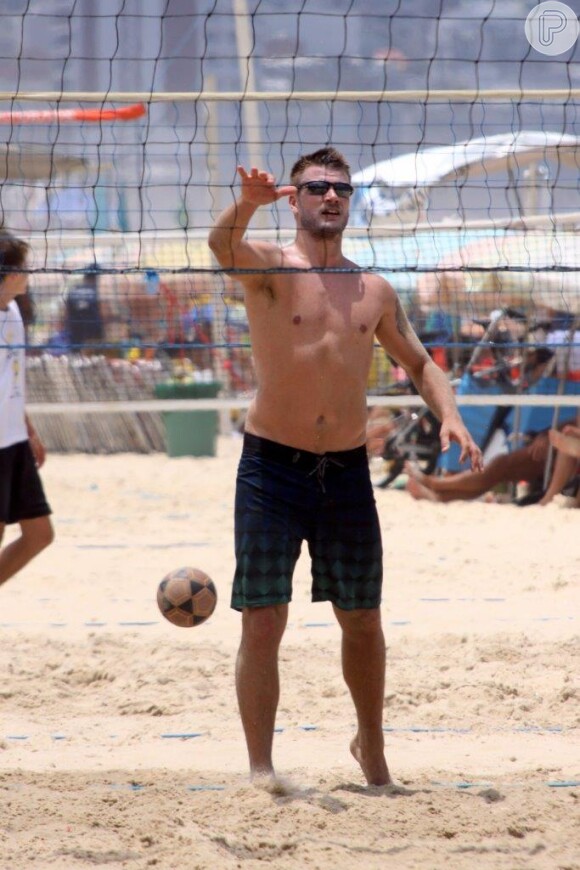 Rodrigo Hilbert aproveitou para jogar vôlei de praia, neste domingo, 10 de novembro de 2013