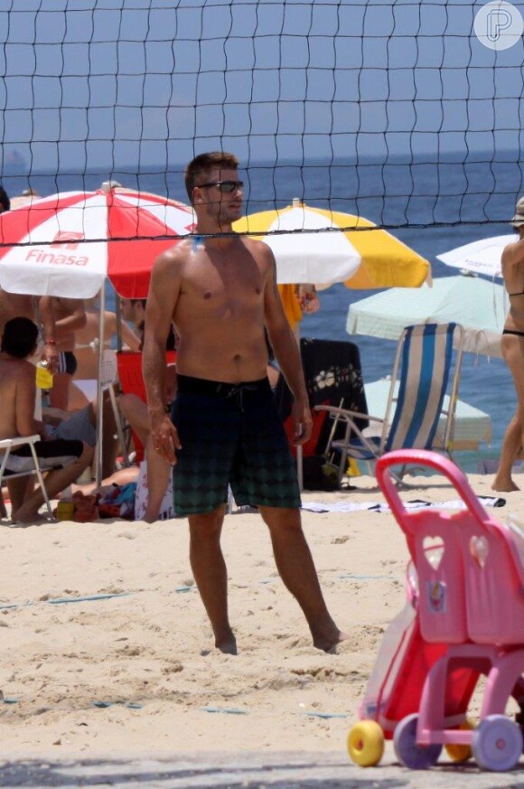 Rodrigo Hilbert joga vôlei na praia do Leblon, neste domingo, 10 de novembro de 2013