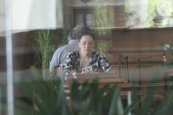 Claudia Raia almoçou em um restaurante japonês aeroporto Santos Dumont, na tarde desta segunda-feira, 11 de novembro de 2013, no Rio de Janeiro