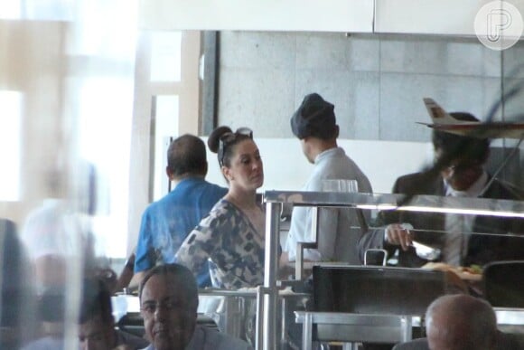 A atriz Claudia Raia almoçou em um restaurante japonês no aeroporto Santos Dumont, na tarde desta segunda-feira, 11 de novembro de 2013, no Rio de Janeiro