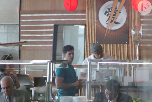 Jarbas Homem de Mello, namorado da atriz Claudia Raia, almoçou com a amada em um restaurante japonês no aeroporto Santos Dumont, na tarde desta segunda-feira, 11 de novembro de 2013, no Rio de Janeiro