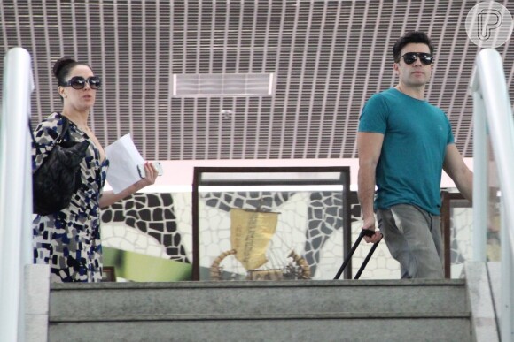 A atriz Claudia Raia e o namorado, Jarbas Homem de Mello, foram vistos no aeroporto Santos Dumont, na tarde desta segunda-feira, 11 de novembro de 2013, no Rio de Janeiro