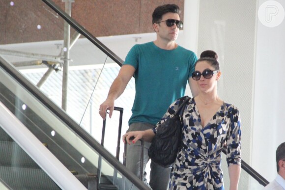Claudia Raia e o namorado, o dançarino Jarbas Homem de Mello, embarcaram no aeroporto Santos Dumont, na tarde desta segunda-feira, 11 de novembro de 2013, no Rio de Janeiro