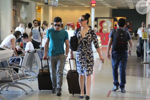 Claudia Raia e o namorado, o dançarino Jarbas Homem de Mello, foram vistos juntos no aeroporto Santos Dumont, na tarde desta segunda-feira, 11 de novembro de 2013, no Rio de Janeiro
