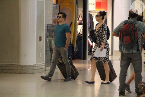 Claudia Raia e o namorado, o dançarino Jarbas Homem de Mello, estiveram no aeroporto Santos Dumont, na tarde desta segunda-feira, 11 de novembro de 2013, no Rio de Janeiro