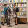 Claudia Raia e o namorado, o dançarino Jarbas Homem de Mello, fizeram compras em uma banca no aeroporto Santos Dumont, na tarde desta segunda-feira, 11 de novembro de 2013, no Rio de Janeiro