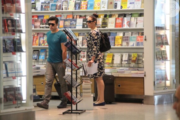 Claudia Raia e o namorado, o dançarino Jarbas Homem de Mello, fizeram compras em uma banca no aeroporto Santos Dumont, na tarde desta segunda-feira, 11 de novembro de 2013, no Rio de Janeiro