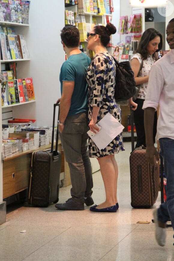 Claudia Raia fez compras em uma banca de jornal com o namorado, Jarbas Homem de Mello, fizeram compras em uma banca no aeroporto Santos Dumont, na tarde desta segunda-feira, 11 de novembro de 2013, no Rio de Janeiro