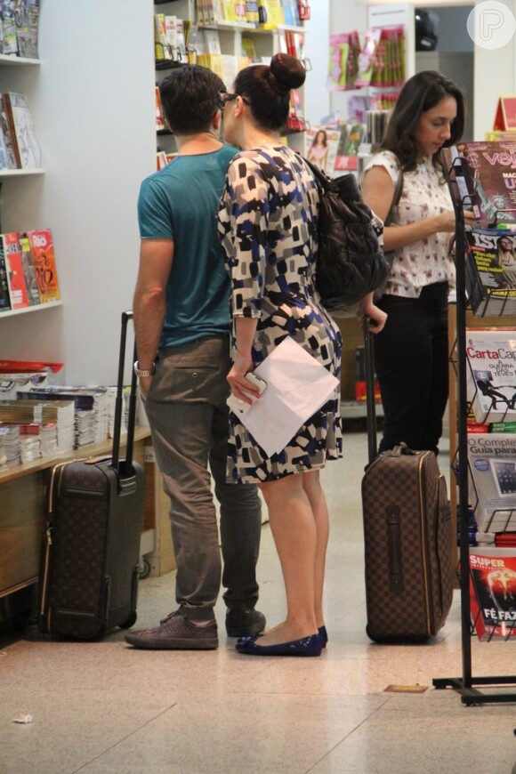 A atriz Claudia Raia e o namorado, Jarbas Homem de Mello, fizeram compras no aeroporto Santos Dumont, na tarde desta segunda-feira, 11 de novembro de 2013, no Rio de Janeiro