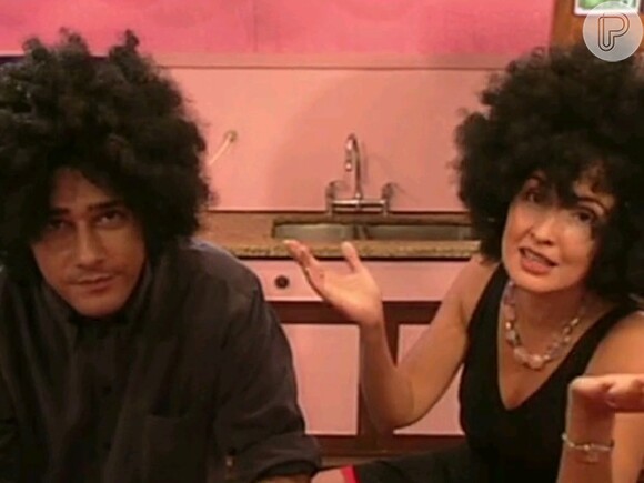 Bem-humorados, William Bonner e Fátima Bernardes quando gravaram uma participação no programa 'Muvuca', apresentado por Regina Casé