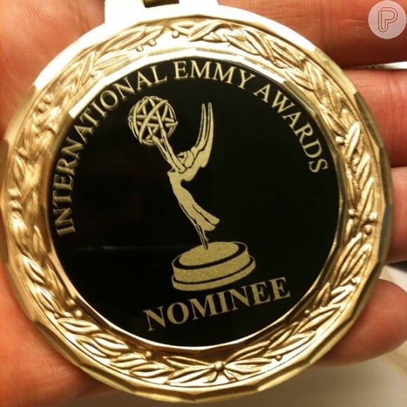 O apresentador exibe a medalha de indicação ao Emmy Awards deste ano em sua rede social