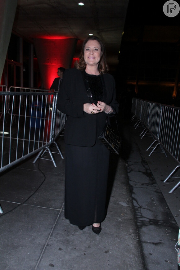 Elizabeth Savala escolheu um look todo preto para o Prêmio Extra de TV 2013, em 12 de novembro de 2013