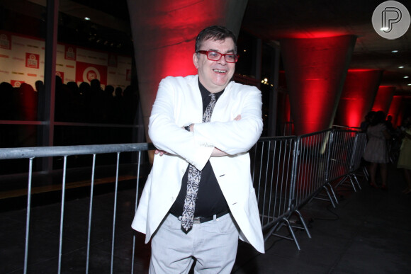Walcyr Carrasco escolheu um look branco para o Prêmio Extra de TV 2013, em 12 de novembro de 2013