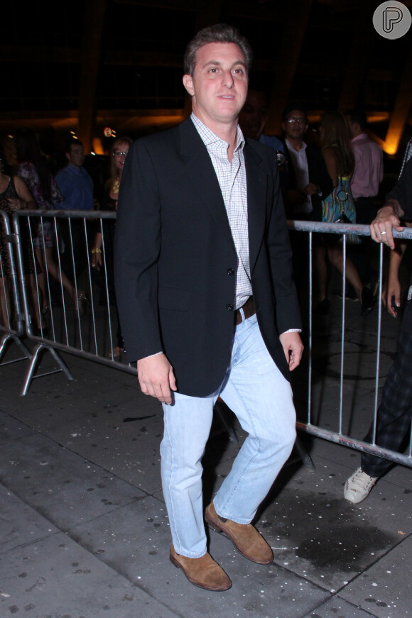 Luciano Huck apostou em um look com jeans para o Prêmio Extra de TV 2013, em 12 de novembro de 2013