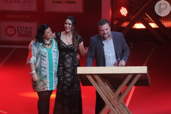 Adriano Garib recebe o Prêmio Extra de Televisão como Ator Revelação por seu personagem em 'Salve Jorge'