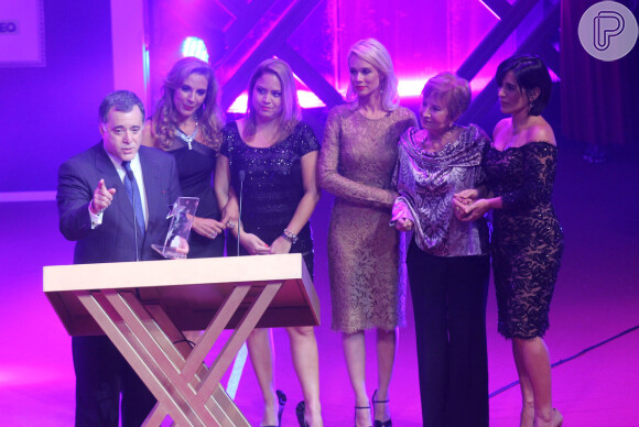 Mariana Ximenes, Glória Menezes e Gloria Pires homenagearam Tony Ramos no Prêmio Extra de Televisão, no Rio de Janeiro, nesta terça-feira, 12 de novembro de 2013