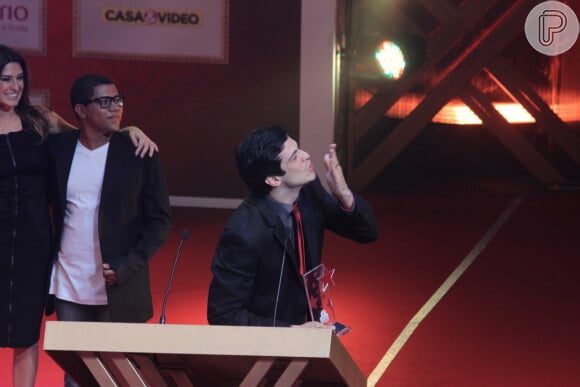 Matreus Solano manda beijo para os presentes no Prêmio Extra de Televisão ao receber o prêmio