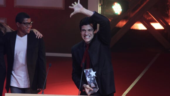 Prêmio Extra: Mateus Solano é ovacionado ao receber troféu de Melhor Ator