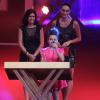Klara Castanho recebe o Prêmio Extra de Televisão de Atriz Mirim, no Rio de Janeiro, nesta terça-feira, 12 de novembro de 2013