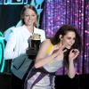 Jodie Foster no MTV Movie Awards 2012, entregando o prêmio a Kristen Stewart. Kristen e Taylor Lautner receberam o prêmio de filme do ano por 'A Saga Crepúsculo: Amanhecer – Parte 1'
