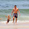 Rodrigo Hilbert se diverte com os filhos gêmeos na praia