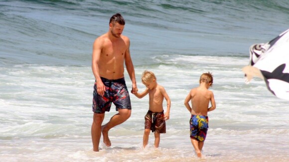 Rodrigo Hilbert se refresca e brinca com os filhos em tarde de sol na praia