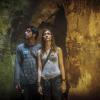Paulinha (Christiana Ubach) e Marlon (Rodrigo Simas) exploram uma caverna, em cena de 'Além do Horizonte'