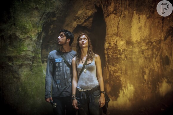 Paulinha (Christiana Ubach) e Marlon (Rodrigo Simas) exploram uma caverna, em cena de 'Além do Horizonte'
