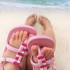 Recentemente, Gisele Bündchen compartilhou uma foto em que ela e a filha, Vivian, usando as sandálias da marca