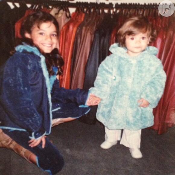 Bruna postou no Instagram, foto das duas ainda pequenas. "Parece uma boneca", disse a Marquezine sobre a irmã caçula