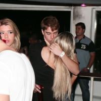 Recém-separado de Babi Rossi, Olin Batista beija loira em boate em Búzios