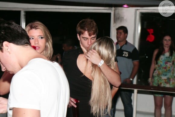 Em 15 de novembro de 2013, Olin Batista beija loira em noitada na boate Pachá, em Búzios, no Rio