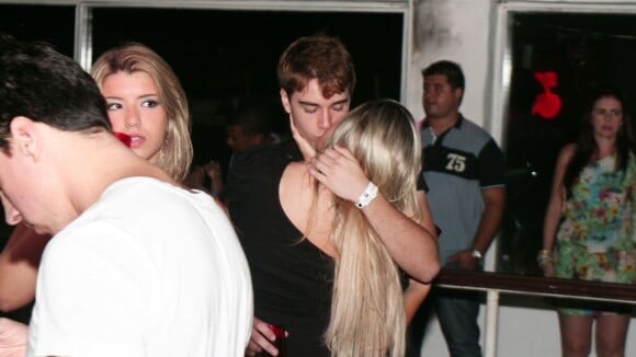 Recém-separado de Babi Rossi, Olin Batista beija loira em boate em Búzios
