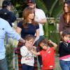Jennifer Lopez recebe a vistia dos filhos, Emme e Max, de 5 anos, no set de filmagens, em 17 de novembro de 2013
