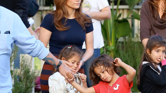 Jennifer Lopez recebe os filhos gêmeos durante filmagem de 'The Boy Next Door'