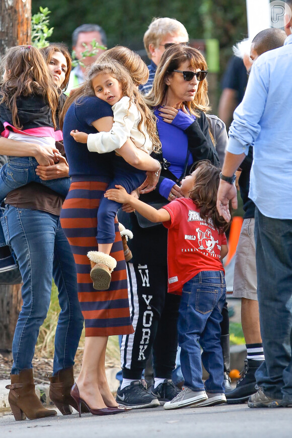Emme fica no colo de Jennifer Lopez enquanto Max também não desgruda da mamãe
