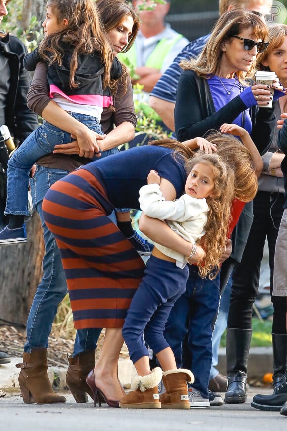 Jennifer Lopez pega a filha, Emme, de 5 anos, no colo em set de filmagens