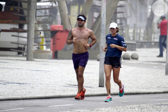 Juliano Cazarré corre com sua esposa, a bióloga Letícia Bastos, na orla da praia da Macumba, no Rio de Janeiro, nesta segunda-feira, 18 de novembro de 2013