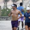 Juliano Cazarré foi flagrado correndo na orla da praia da Macumba, no Rio de Janeiro, nesta segunda-feira, 18 de novembro de 2013