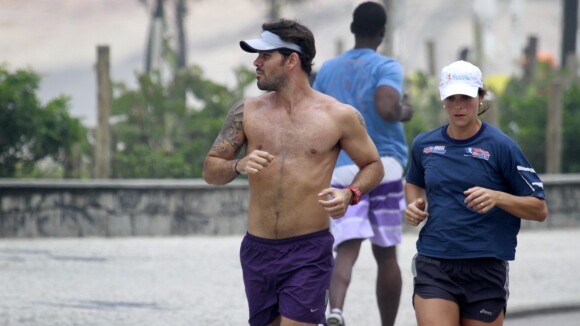 Juliano Cazarré corre sem camisa na orla do Rio: 'Não sei viver sem esporte'