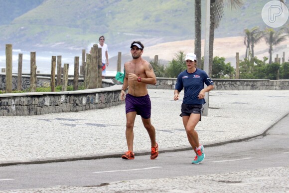 Juliano Cazarré pratica o esporte de três a quatro vezes por semana, percorrendo 10 km a cada dia, em 18 de novembro de 2013