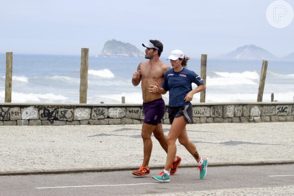 Juliano Cazarré corre na orla da praia da Macumba, no Rio de Janeiro, acompanhado da esposa, Letícia Bastos, nesta segunda-feira, 18 de novembro de 2013