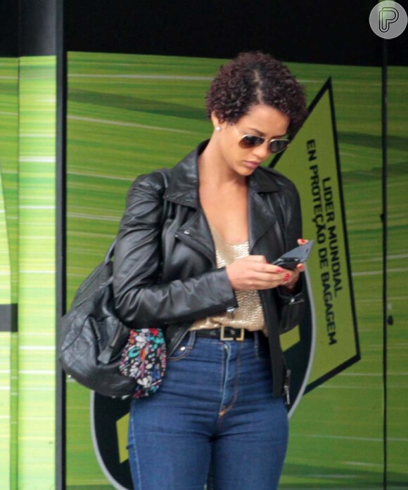No início de novembro, a atriz foi fotografada mexendo no celular com seu novo corte de cabelo, com os cachos bem curtinhos