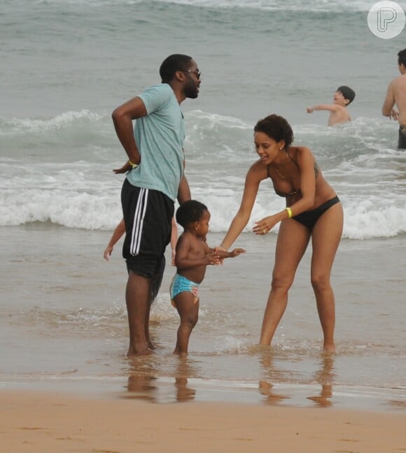 Fruto do relacionamento de Taís e Lázaro, o pequeno João Vicente, de apenas 2 anos, aproveita a praia na companhia dos pais