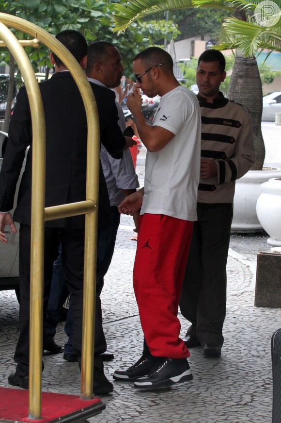 Lewis Hamilton foi flagrado em Copacabana, na entrada do hotel em que está hospedado, nesta segunda-feira, 18 de novembro de 2013